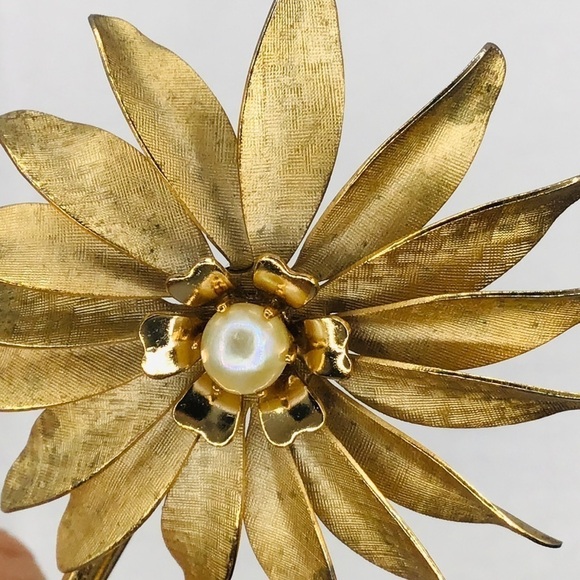 VINTAGE Brooch Floral Long Stem Flower Pearl Gold Tone Pin Retro 3D Art Textured - Picture 2 of 6